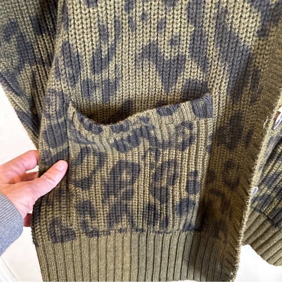 525 America Womens Button Front Leopard Print Cardigan Sweater Green Size Medium - Picture 2 of 9